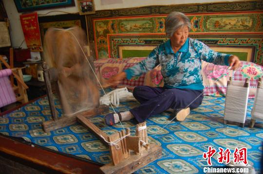 面对着多年积累的“一煤独大”结构性矛盾,山西正在积极地转型。作为一个典型的资源型县域、有着千年历史,位于山西省东南部、隶属于长治市的古县城——襄垣县正在将文化产业打造成新的“增长点”。图为襄垣炕围画。 连莉娜 摄