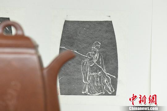 紫砂壶上刻画的东坡形象 钟欣 摄