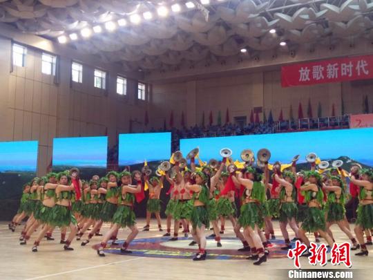 山西7支各具特色锣鼓队同台竞技数千名群众围观