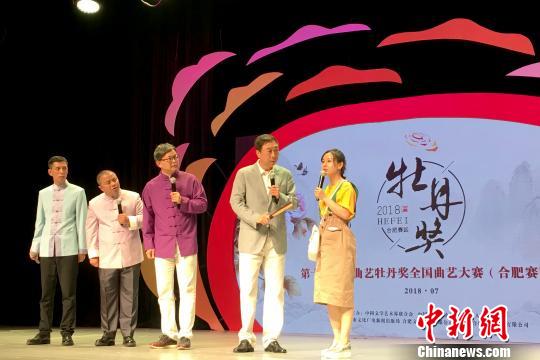 中国广播艺术团参赛节目——相声《我爱诗词2》，相声表演艺术家冯巩领衔参赛。　张强 摄