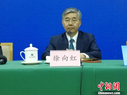 图为山东省人大内务司法委员会副主任委员、第五届尼山世界文明论坛新闻发言人徐向红介绍相关情况。　孙婷婷 摄