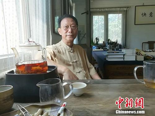 资料图:吴悦石在接受记者采访。上官云 摄