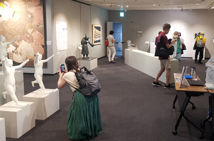 4.日本观众参观展览.jpg 4.日本观众参观展览.jpg