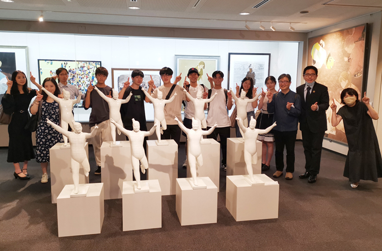 5.日本大学生集体参观展览.jpg 5.日本大学生集体参观展览.jpg