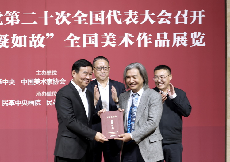 6.开幕式上何报翔代表民革中央向中国美术馆捐赠美术作品.jpg 6.开幕式上何报翔代表民革中央向中国美术馆捐赠美术作品.jpg