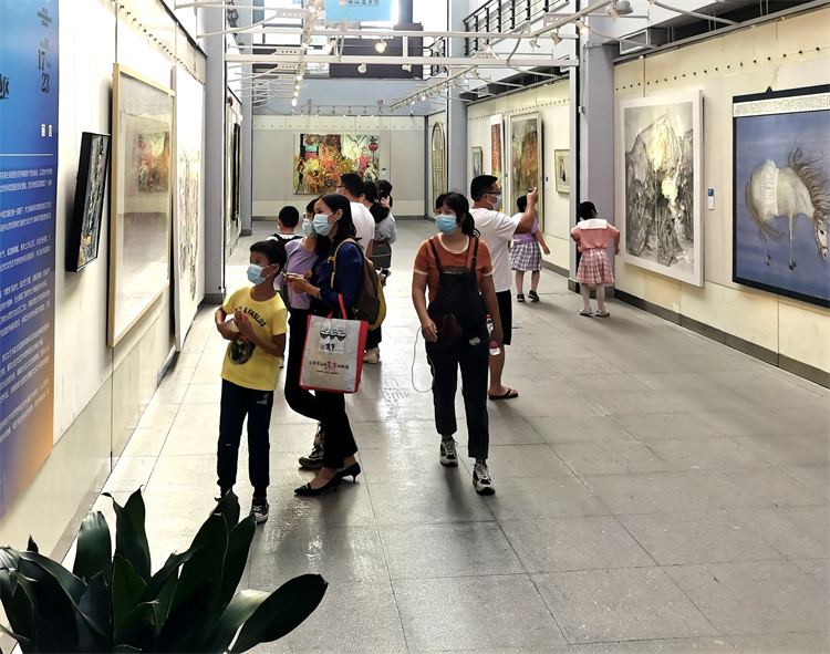 3.当地观众欣赏展览1.jpg 3.当地观众欣赏展览1.jpg
