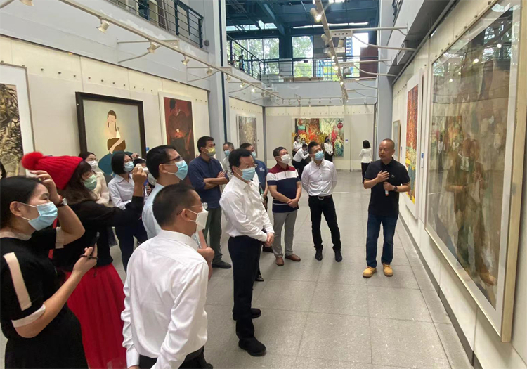 2.当地嘉宾参观展览.jpg 2.当地嘉宾参观展览.jpg