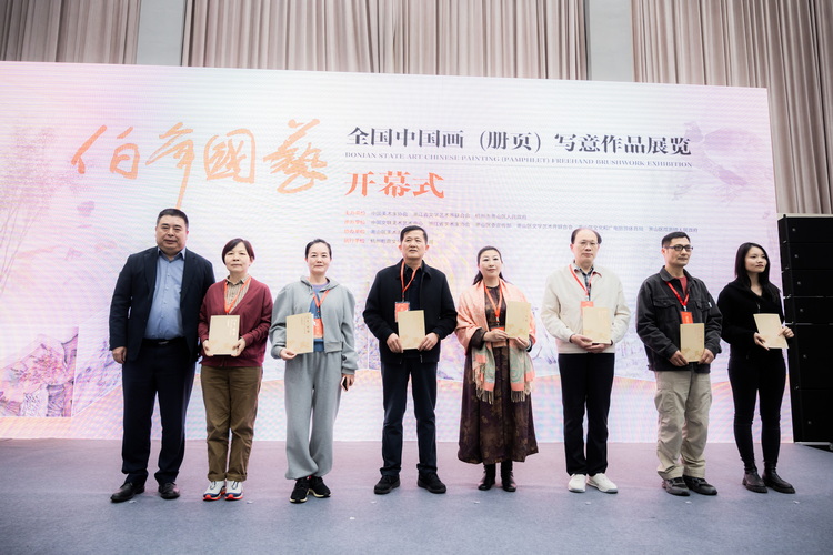 8.浙江省文联二级巡视员、省美术家协会副主席骆献跃为入展作品作者代表颁发证书.jpg 8.浙江省文联二级巡视员、省美术家协会副主席骆献跃为入展作品作者代表颁发证书.jpg