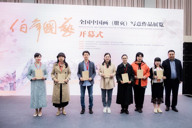 9.浙江省文联二级巡视员、省美术家协会副主席骆献跃为入展作品作者代表颁发证书.jpg 9.浙江省文联二级巡视员、省美术家协会副主席骆献跃为入展作品作者代表颁发证书.jpg