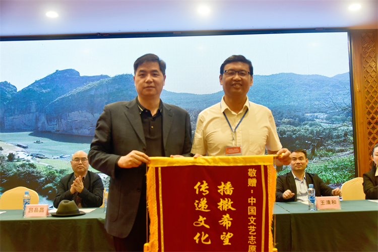 6 鹰潭文联主席王军向中国文艺志愿者协会代表蒲强赠送锦旗.jpg